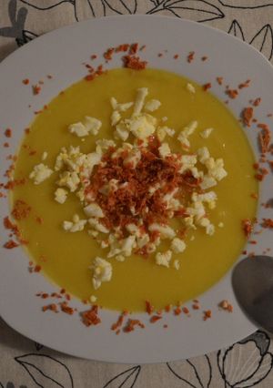 Una foto de Crema de calabacin con huevo y crujiente de jamón