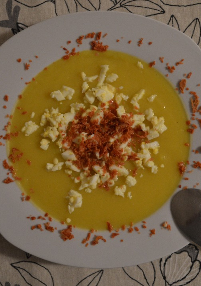 Una foto de Crema de calabacin con huevo y crujiente de jamón