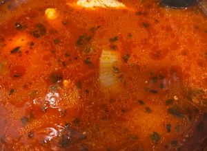 Una foto de Pozole rojo de pollo 🐤