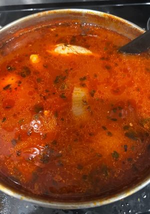 Una foto de Pozole rojo de pollo 🐤