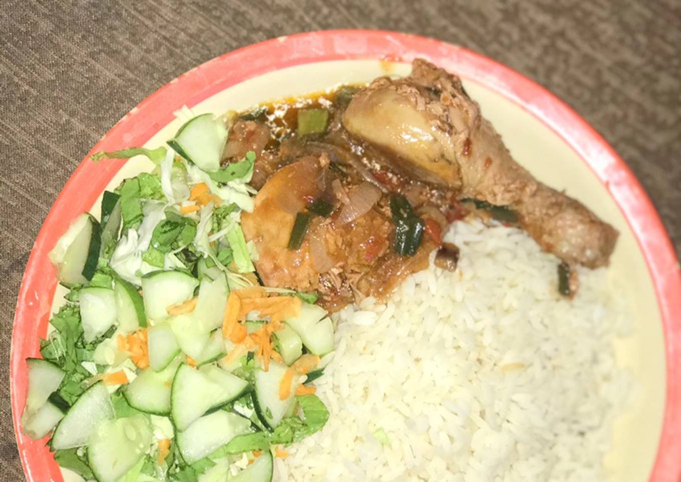 White rice with salad and chicken sauce