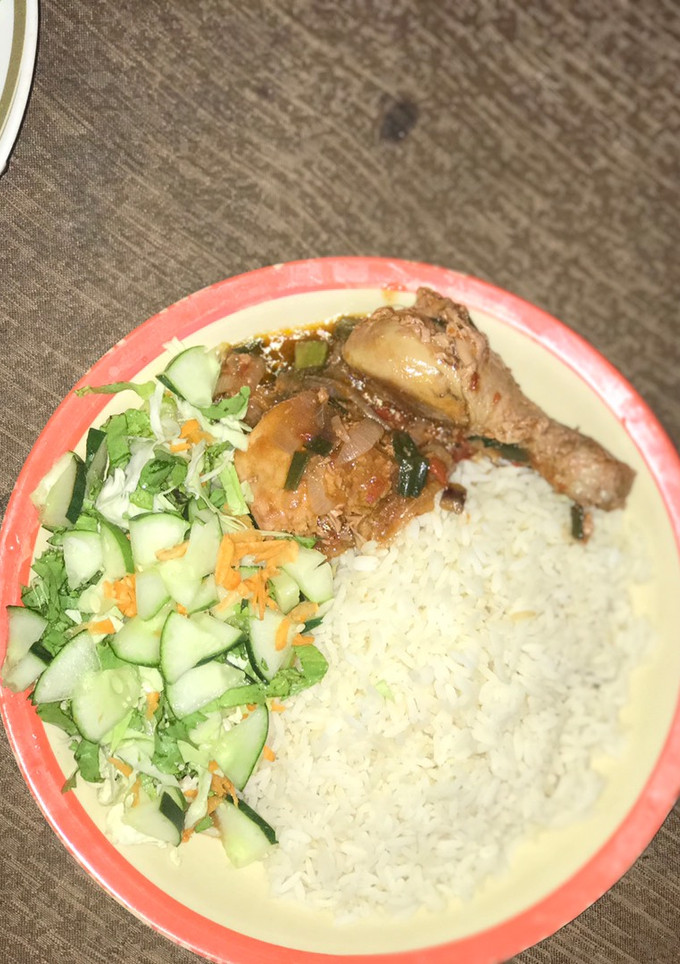 A picture of White rice with salad and chicken sauce.