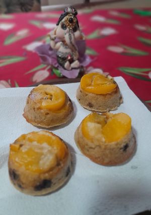 Una foto de Muffins de avena y durazno (al estilo torta invertida)