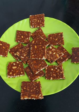 ચોકલેટ ચીક્કી (Chocolate Chikki Recipe In Gujarati) રેસીપી મુખ્ય ફોટો