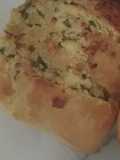 Bollitos rellenos de mantequilla, queso, ajo y perejil