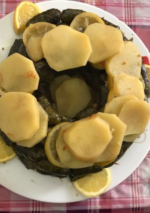 صورة لوصفة ورق عنب مع حبات. الرومان
