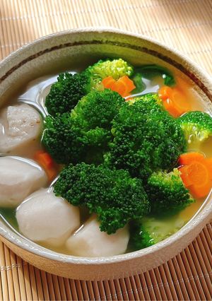 Hình của món Canh Bông Cải Xanh Nấu Viên Chay.