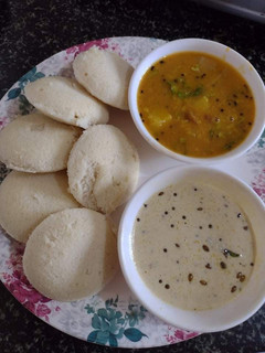 इडली सांबर(idli sambar recipe in hindi) रेसिपी मुख्य फोटो
