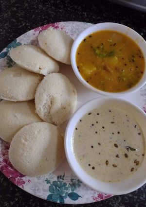 इडली सांबर(idli sambar recipe in hindi) रेसिपी मुख्य फोटो