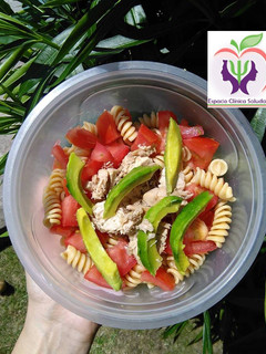 Una foto de Ensalada de fideos, atún y vegetales