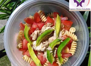 Una foto de Ensalada de fideos, atún y  vegetales