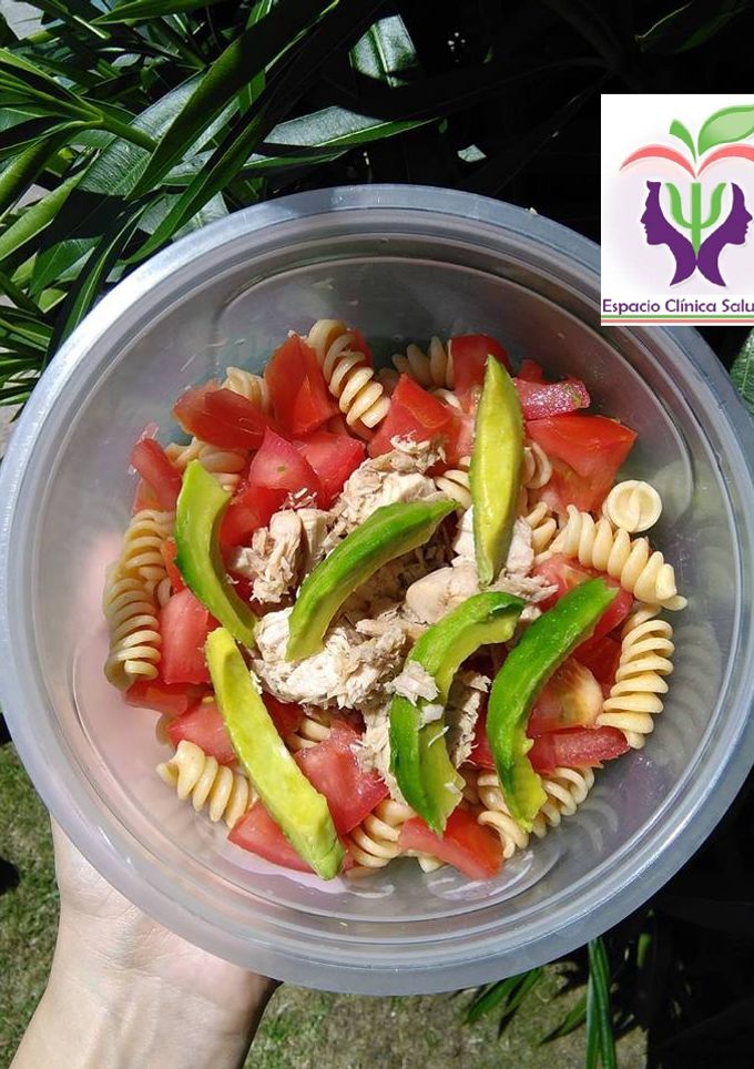 Una foto de Ensalada de fideos, atún y  vegetales