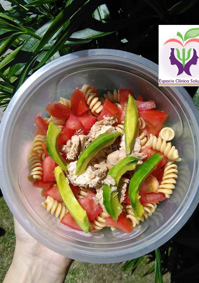 Una foto de Ensalada de fideos, atún y  vegetales
