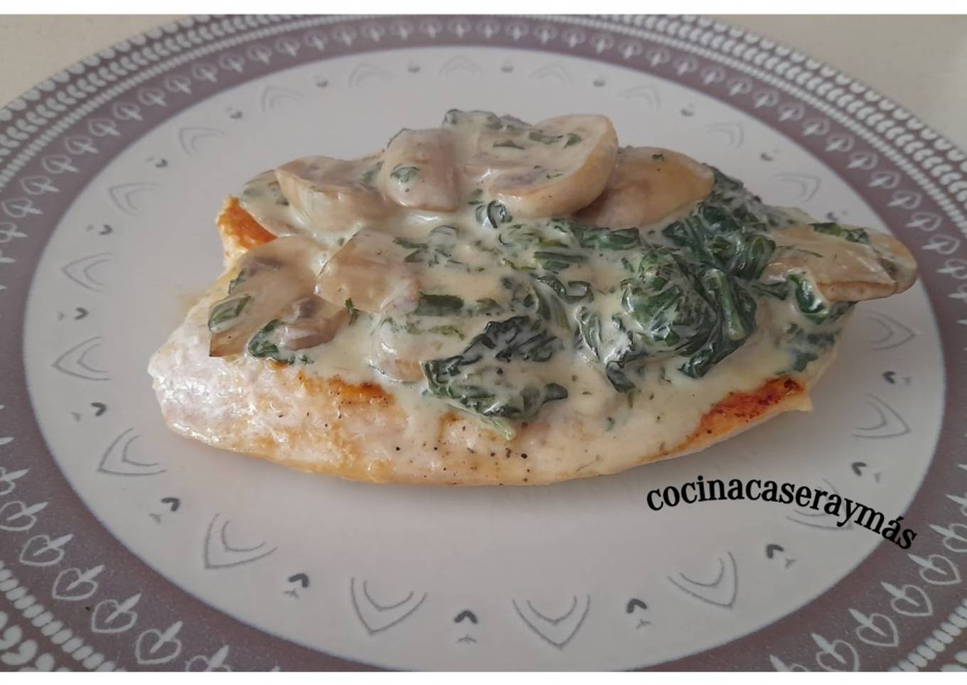 Pollo en salsa de espinacas y champiñones