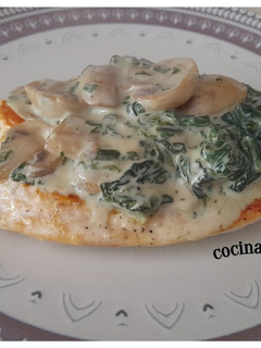 Una foto de Pollo en salsa de espinacas y champiñones