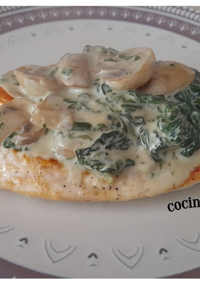 Una foto de Pollo en salsa de espinacas y champiñones