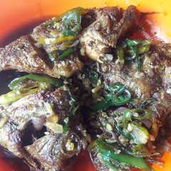A picture of Nila goreng tumis cabe ijo.