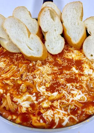 Hình của món Chảo gà phomai Hàn Quốc.