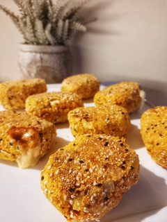 Una foto de Croquetas saludables de 🥕 rellenas de queso