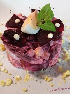 Una foto de Ensalada de patata, remolacha, huevo duro y mayonesa