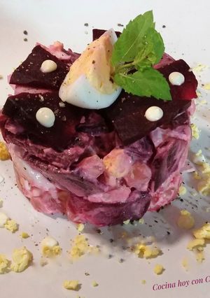 Foto principal de Ensalada de patata, remolacha, huevo duro y mayonesa