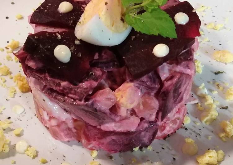 Ensalada de patata, remolacha, huevo duro y mayonesa