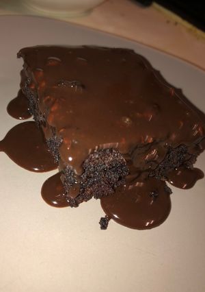صورة لوصفة براونيز مع صوص الشوكولا
