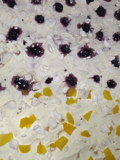 Una foto de Postre de papaya y mora con crema