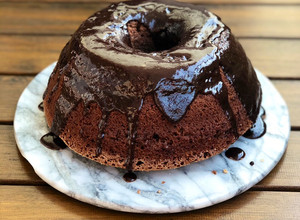 Una foto de Budín de cacao y azúcar negra con baño express de chocolate