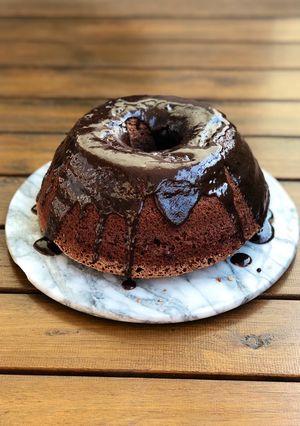 Una foto de Budín de cacao y azúcar negra con baño express de chocolate