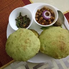 A picture of Palak ke bhture and chole.