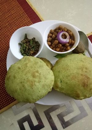 A picture of Palak ke bhture and chole.