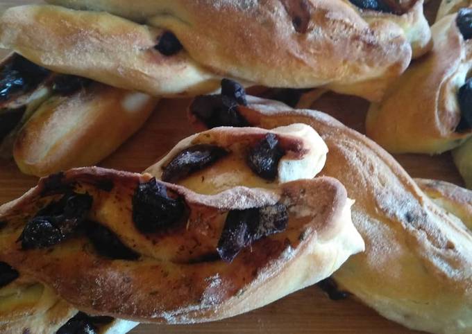 Pani Ca' Alivi nivuri...pane con le olive nere.