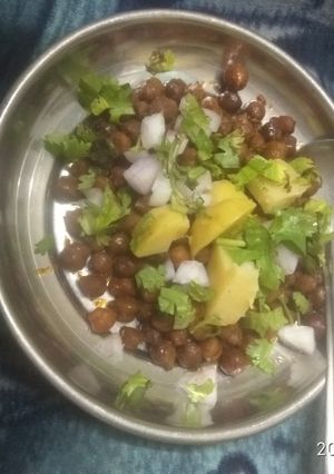 ચણા ચાટ (Chana Chaat Recipe In Gujarati) રેસીપી મુખ્ય ફોટો