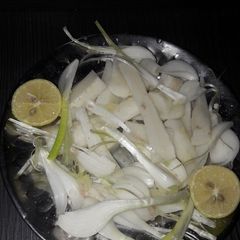 A picture of Salat of radish and green onion.