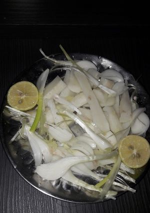 A picture of Salat of radish and green onion.