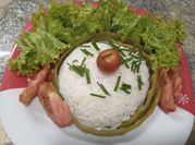 Una foto de ensalada con arroz con chauchas