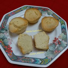 A picture of White Cupcakes.