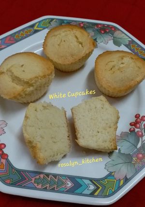 A picture of White Cupcakes.
