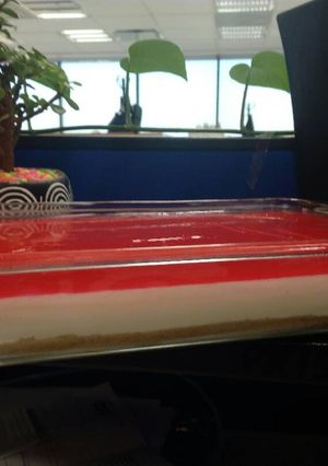 Una foto de Pay de queso con gelatina sin horno