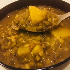 A picture of Green Gram-Sweet Potato Soup.