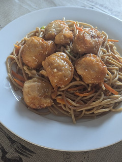 Kínai szezámmagos csirke pirított tésztával recept fotója