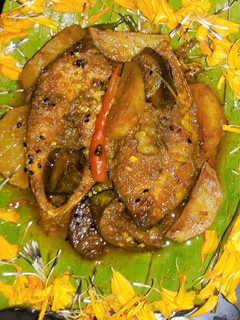 আলু বেগুন দিয়ে ইলিশ মাছের ঝোল (Aloo begun diye ilisher jhol recipe in Bengali) রেসিপির প্রধান ছবি