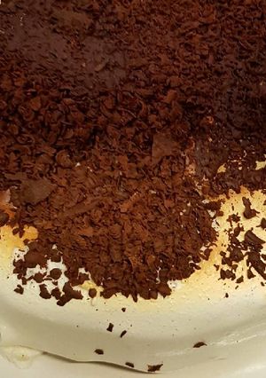 Una foto de Bizcochuelo sencillo de chocolate negro bañado en glace