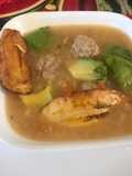 Sopa de arroz con albóndigas