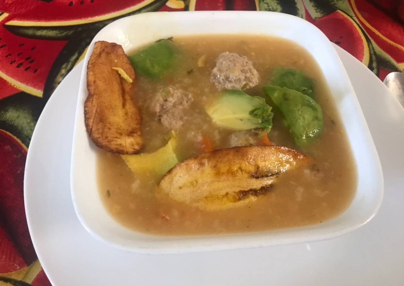 Sopa de arroz con albóndigas