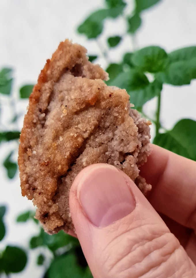 Una foto de Galleta (rota 😅🤷🏻‍♀️) de pera con harina de frutos secos 🍐 sin azúcares agregados ni edulcorante