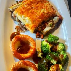 Shepards pie with a crispy cheese topping 😍 served with Yorkshire and broccoli 👌🏻🤤 A picture of Shepards pie with a crispy cheese topping 😍 served with Yorkshire and broccoli 👌🏻🤤.