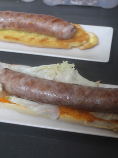 Una foto de Longaniza con pan y lechuga