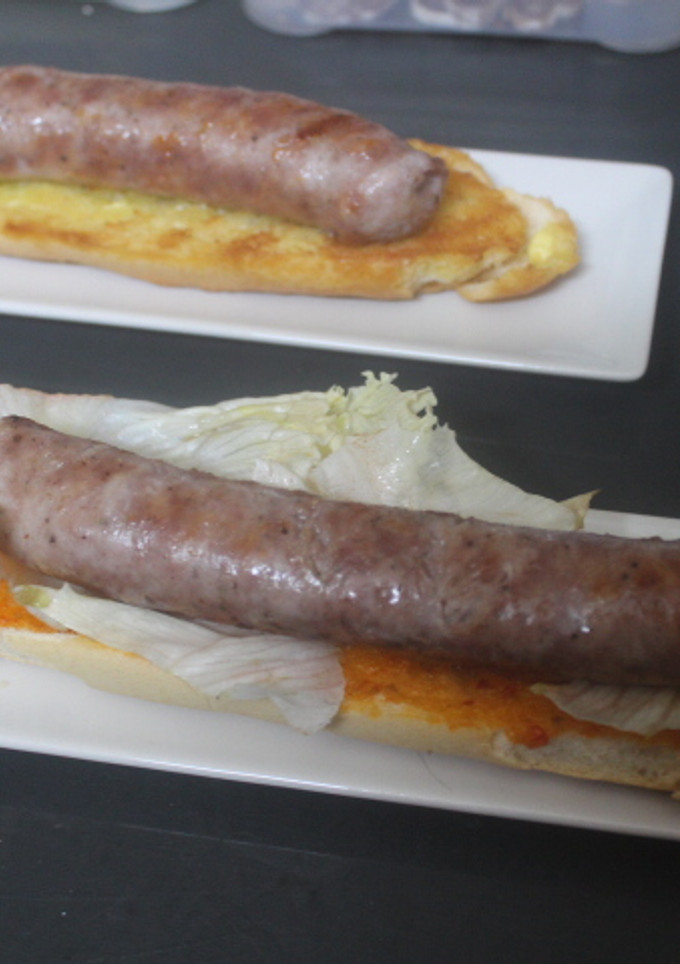 Una foto de Longaniza con pan y lechuga